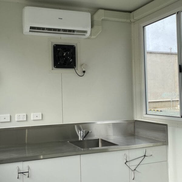 20′ standard single use container with glass windows and AC