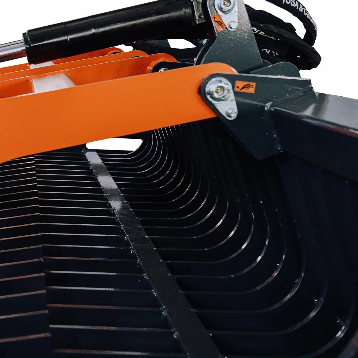 84″ Skid Steer Skeleton Grapple Attachment, Universal Mount, 34″ Arm Opening, 3″ Tine Spacing, 2600 lb Weight Capacity, TMG-SG85