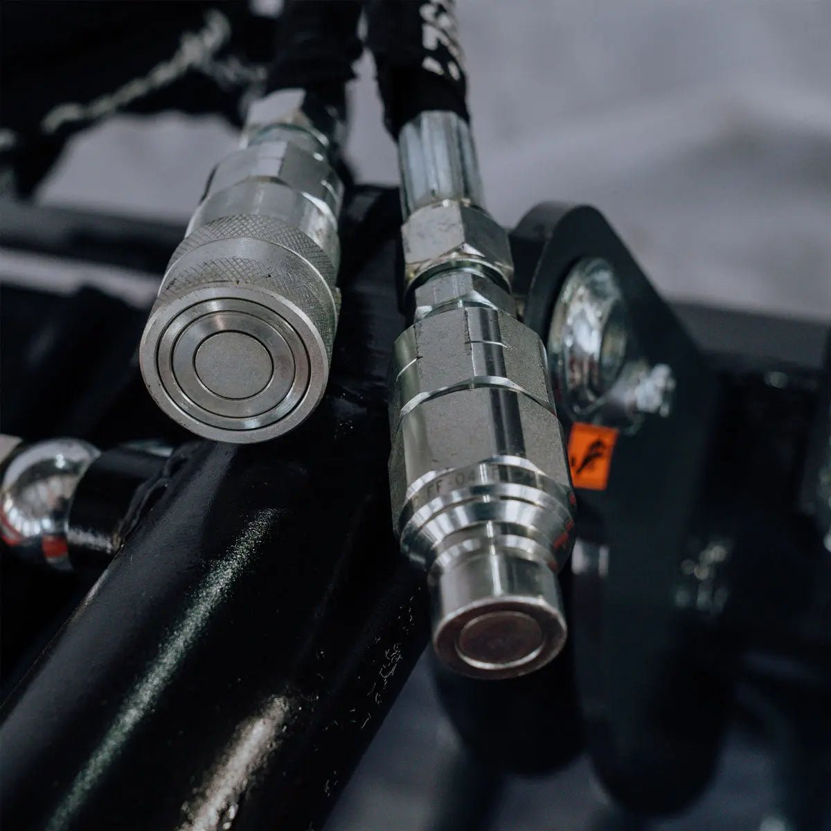 84″ Skid Steer Skeleton Grapple Attachment, Universal Mount, 34″ Arm Opening, 3″ Tine Spacing, 2600 lb Weight Capacity, TMG-SG85